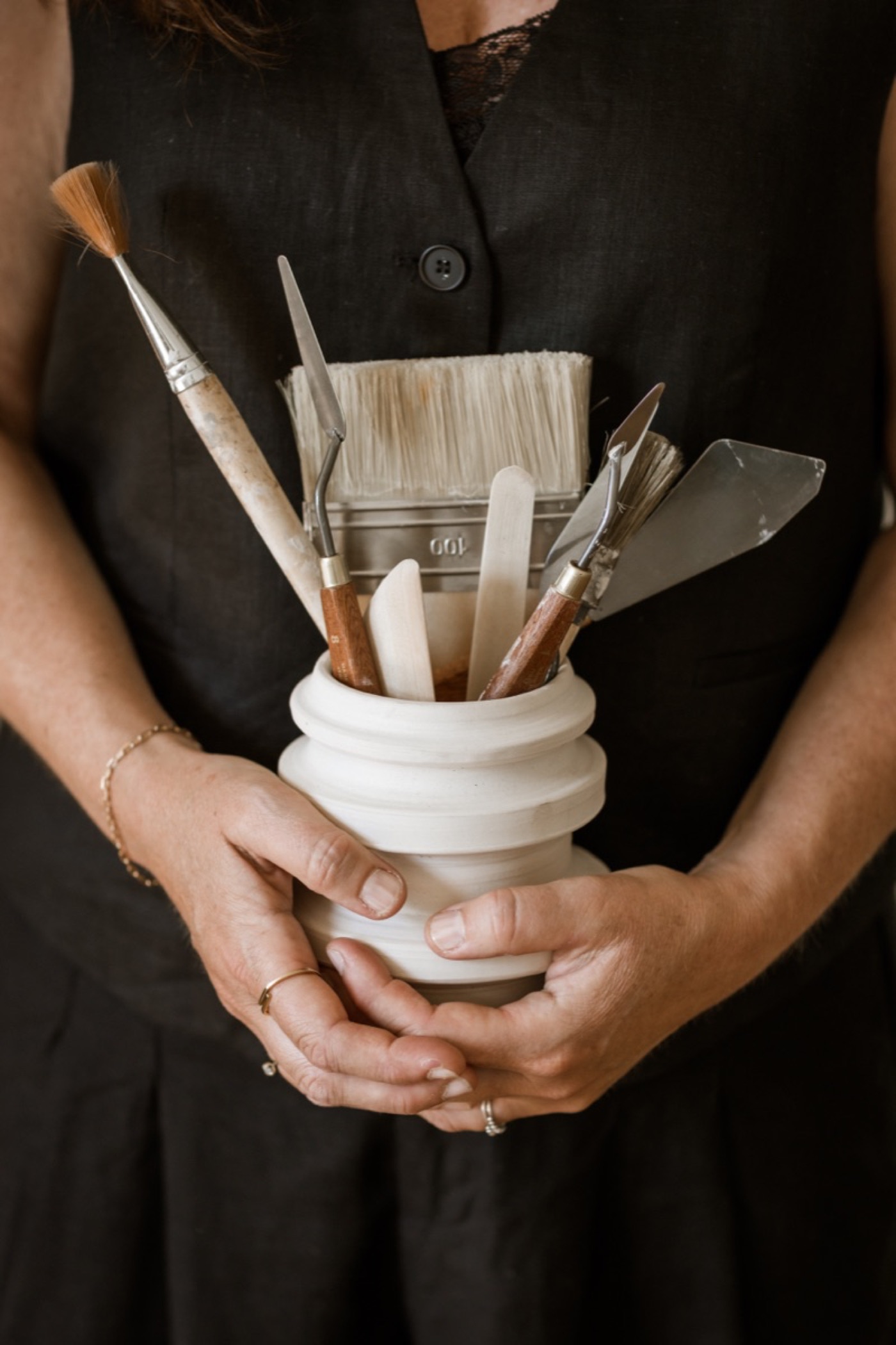 Ilse houdt gereedschap vast in haar atelier