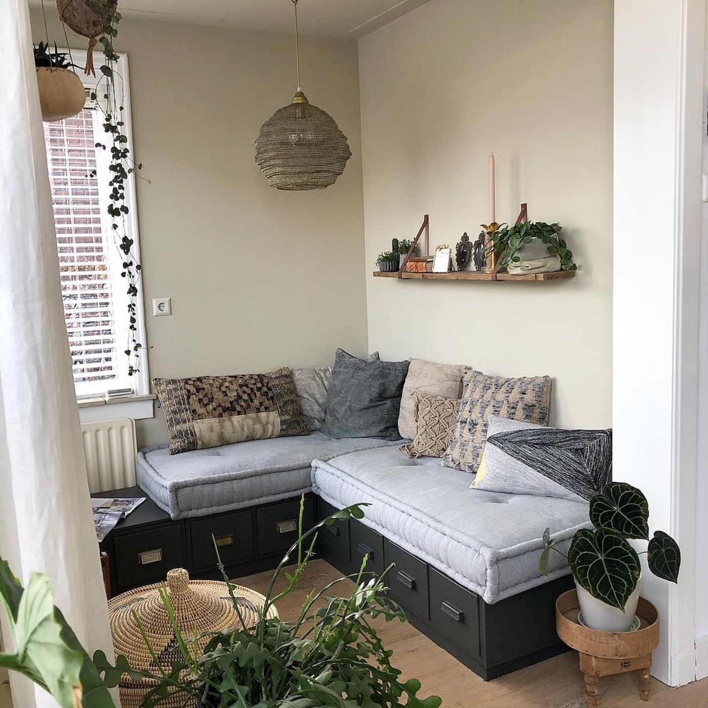 Gestyld wooninterieur met natuurlijke materialen, zachte kleurtonen en zorgvuldig geplaatste accessoires