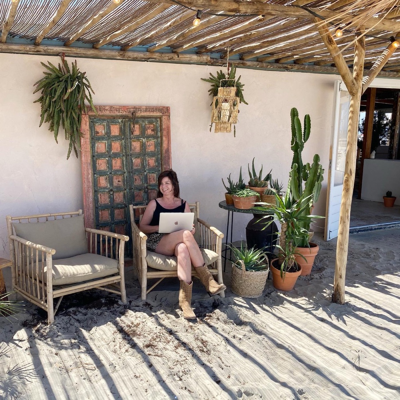 Ilse met laptop in een sfeervolle buitenruimte