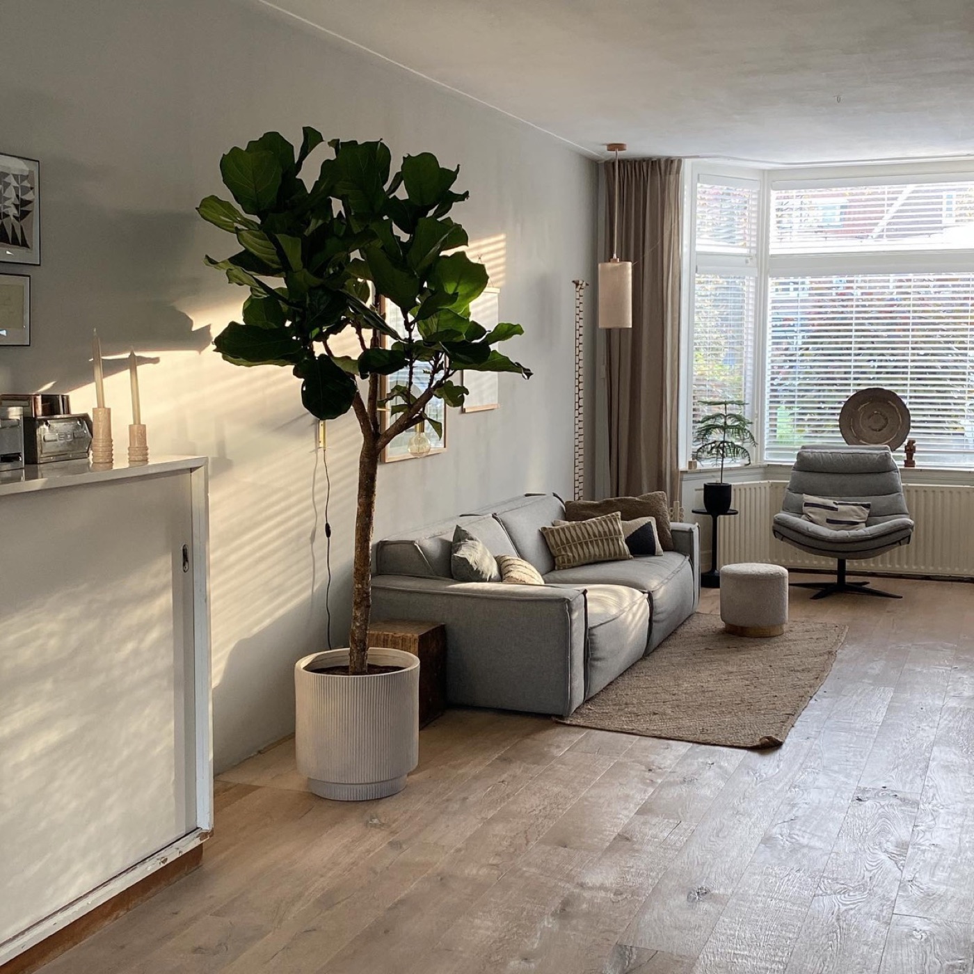 Persoonlijk gestyld interieur met unieke accessoires en een warme sfeer